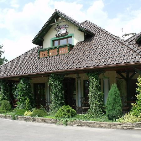Zajazd Zlota Rybka Andrychów Buitenkant foto